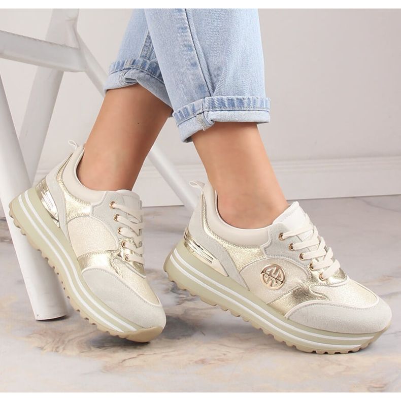 Sapatos esportivos femininos na plataforma dourada Potocki SZ12025 dourado 1