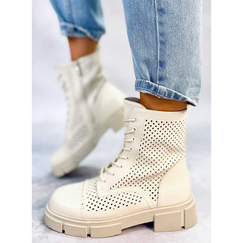 BM Bota com cadarço Wyman bege com recortes 1