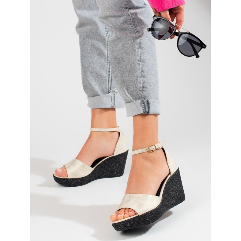 Sandálias de cunha alta Shelovet bege de mulher 2