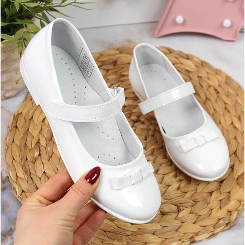 Bailarinas de comunhão para meninas com velcro branco Kornecki 6493 1