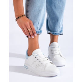 Tênis esportivo branco na plataforma Shelovet 1