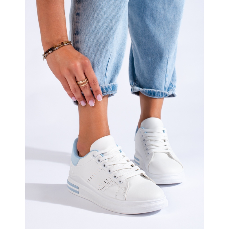 Tênis esportivo branco na plataforma Shelovet 1