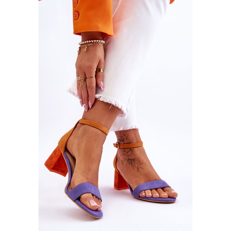 FB1 Sandália de salto baixo de camurça quincy roxa e amarela tolet 2