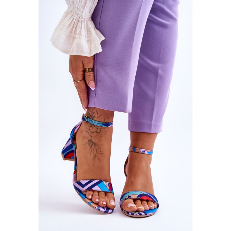 FB1 Sandália de cetim com estampa de salto baixo roxo e quincy azul 1
