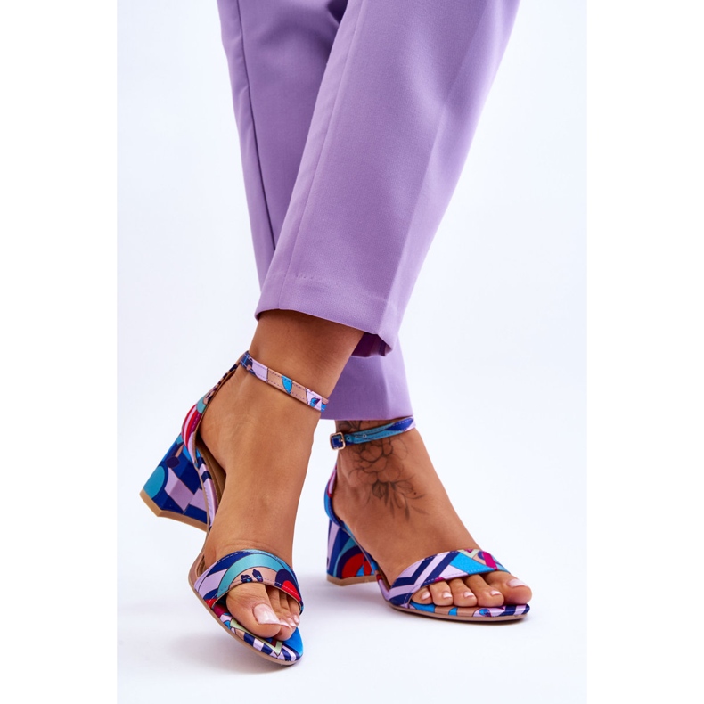 FB1 Sandália de cetim com estampa de salto baixo roxo e quincy azul 2