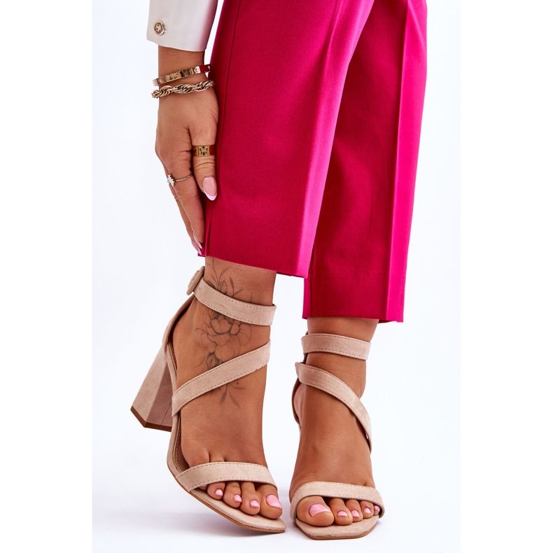 Sandálias femininas de camurça salto alto bege raias marrom 1