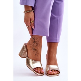 Chinelos femininos clássicos de couro dourado Loara 1