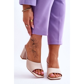 Chinelos femininos clássicos de couro bege Loara 1