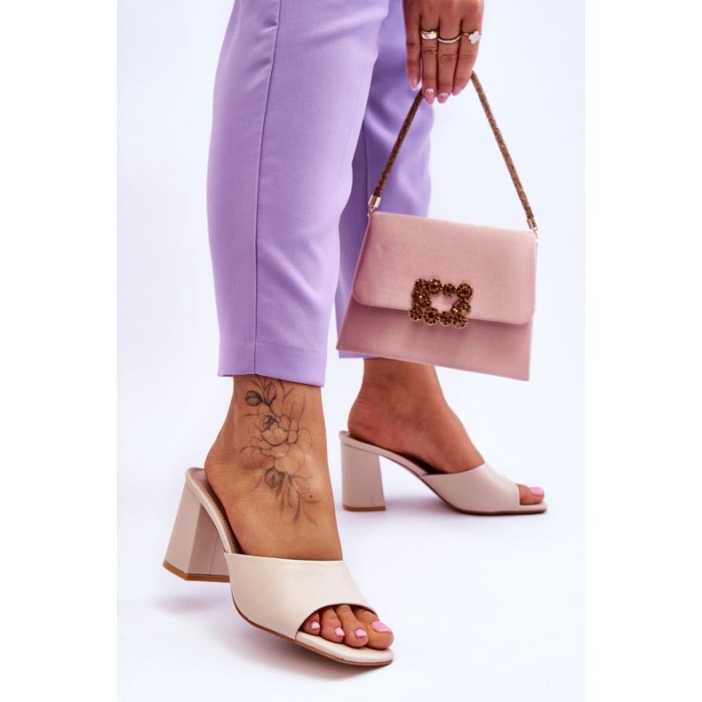 Chinelos femininos clássicos de couro bege Loara 2