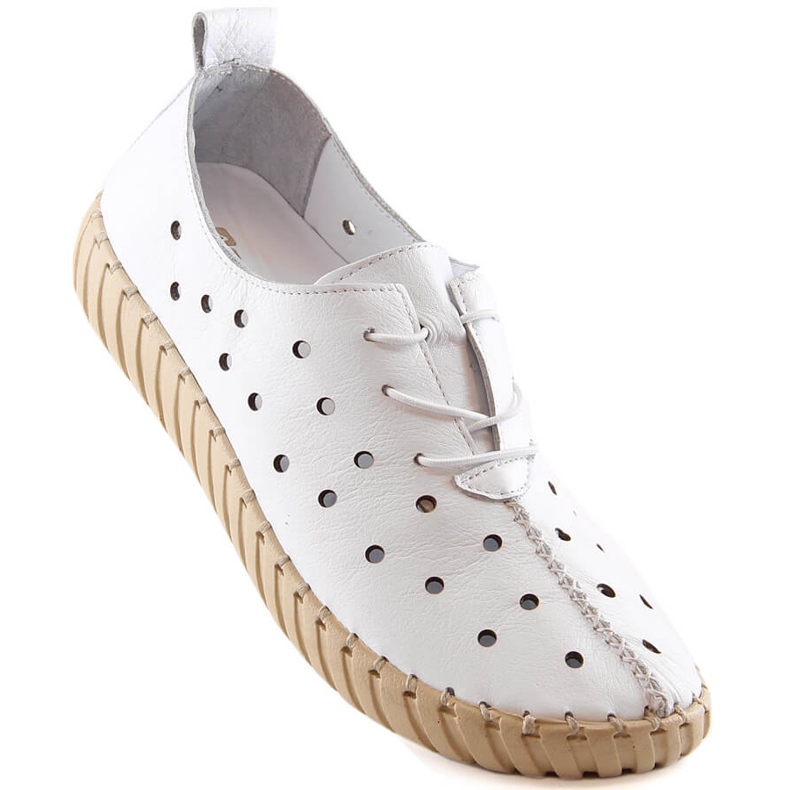 Sapatos femininos cómodos em couro vazados branco Artiker 48C0567 1