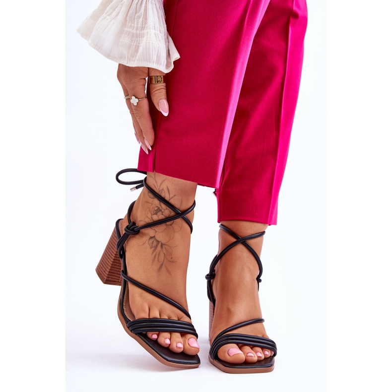 Sandália feminina de couro no salto preto Seyna 1