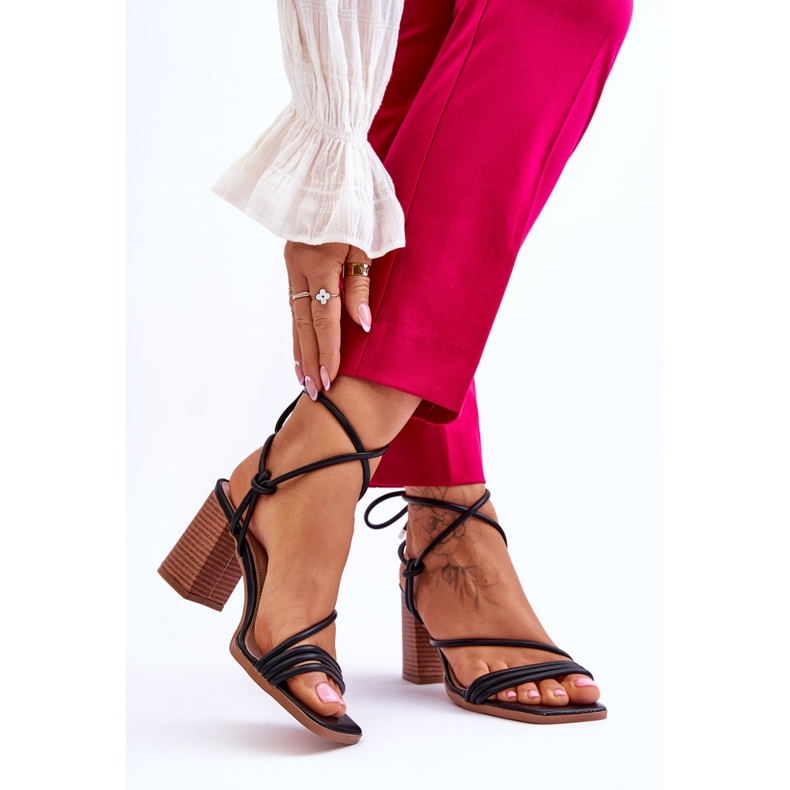 Sandália feminina de couro no salto preto Seyna 2