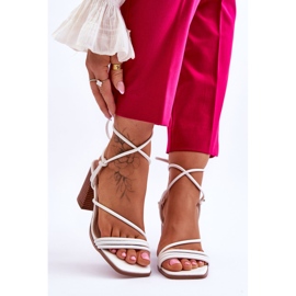 Sandália feminina de couro no salto branco Seyna 1