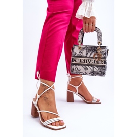 Sandália feminina de couro no salto branco Seyna 2