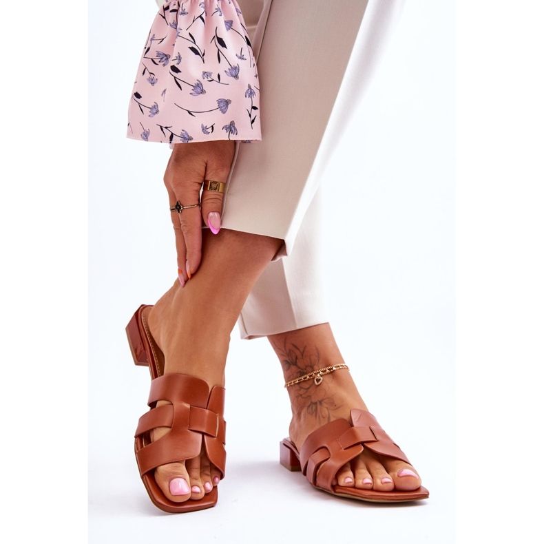 FJ1 Chinelos femininos clássicos de couro Camel Fendy marrom 2