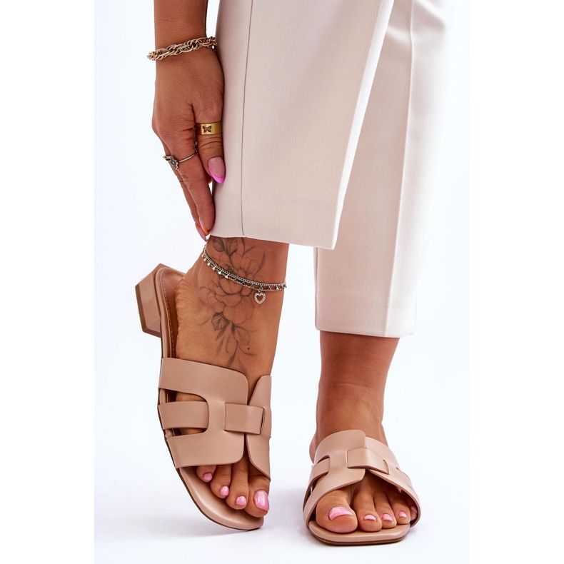 FJ1 Chinelos femininos clássicos de couro bege Fendy 1