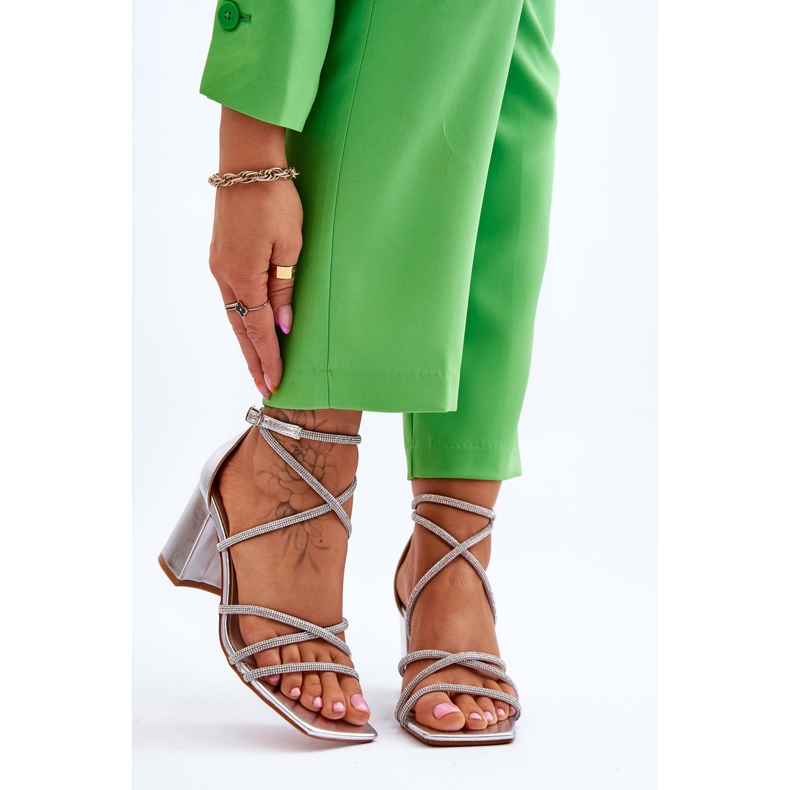 FJ1 Sandália feminina de couro com zircônia cúbica e salto prateado Liviano prata 1