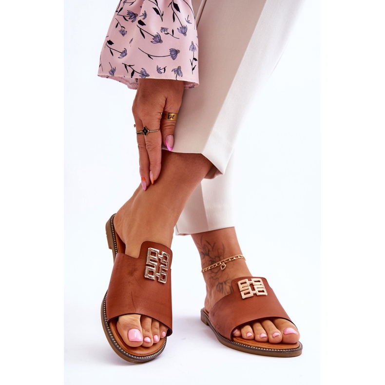 FJ1 Chinelos femininos modernos e confortáveis ​​com decoração Camel Ayanna marrom 2