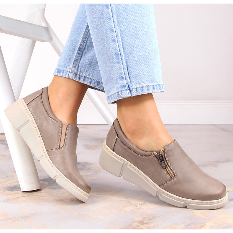 Sapatos de cunha em pele cómodos de mulher bege Helios 404-02 1 Sapatos de cunha em pele cómodos de mulher bege Helios 404-02 1