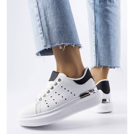 Tênis branco com perfuração Chalut colorida 1 Tênis branco com perfuração Chalut colorida 1