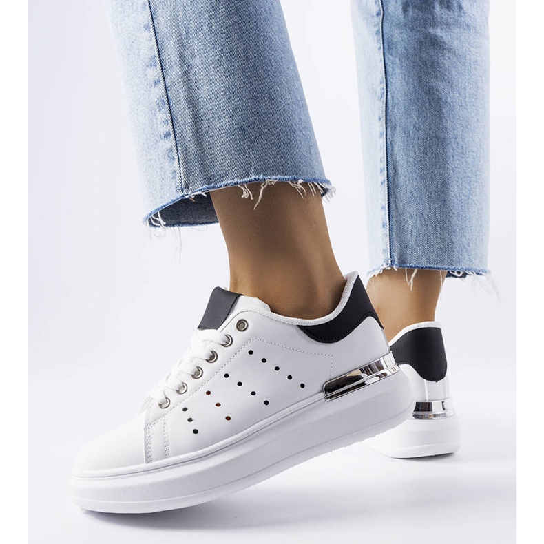 Tênis branco com perfuração Chalut colorida 1