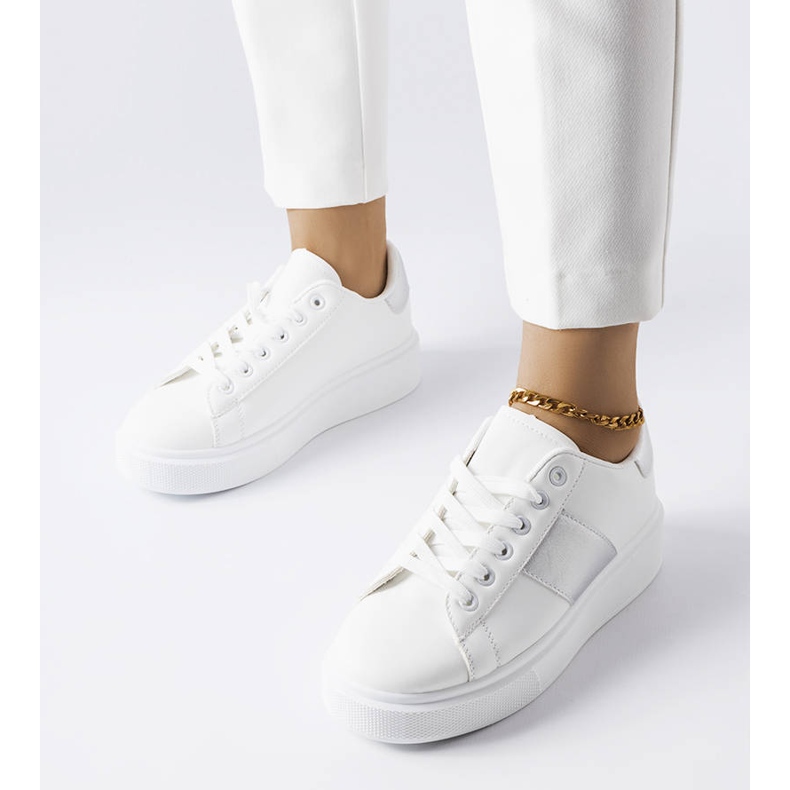 Tênis branco com faixa prateada Aurélie 1