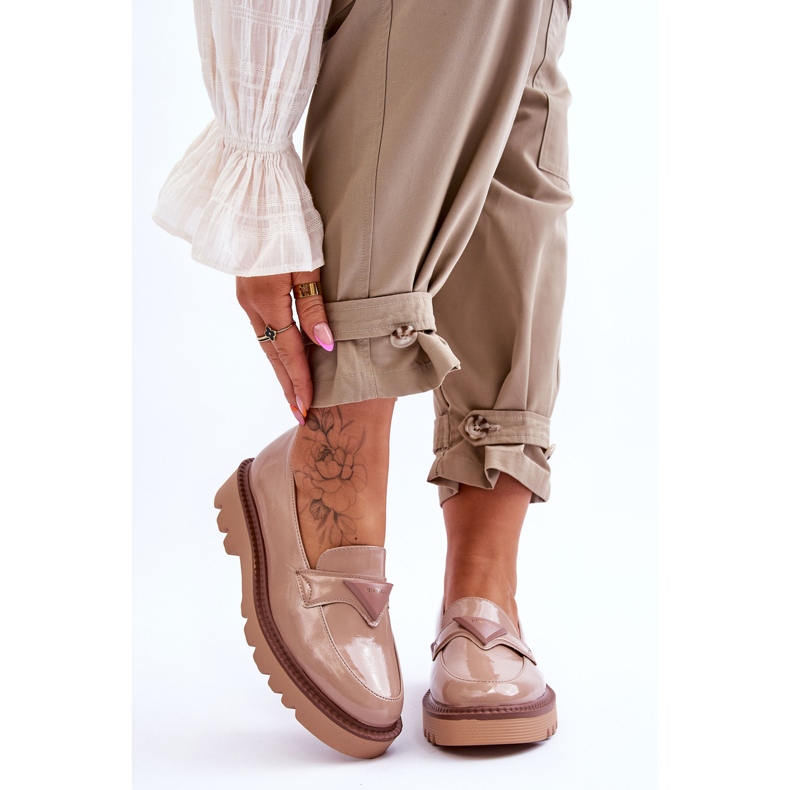 Vinceza Mocassim feminino laqueado na plataforma com decoração bege Jonett 1