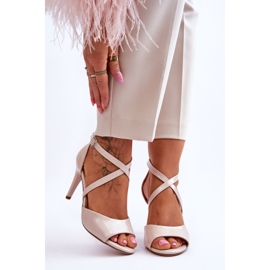 Sergio Leone Sandálias da moda em um salto alto laqueado bege Loressa 1