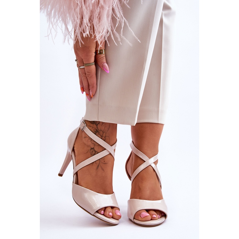 Sergio Leone Sandálias da moda em um salto alto laqueado bege Loressa 1