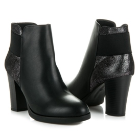 Vinceza Botas na postagem preto 2