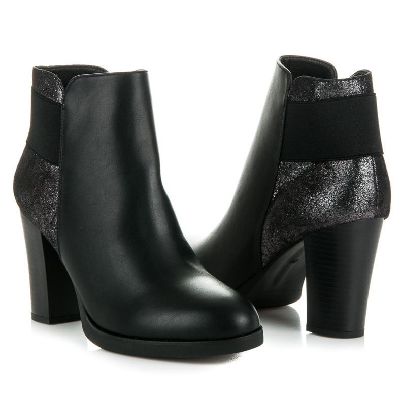 Vinceza Botas na postagem preto 2