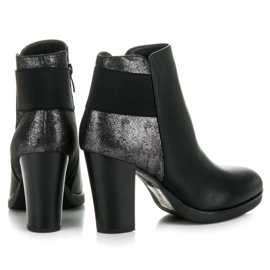 Vinceza Botas na postagem preto 1