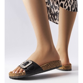 Chinelos pretos decorados com zircões 2