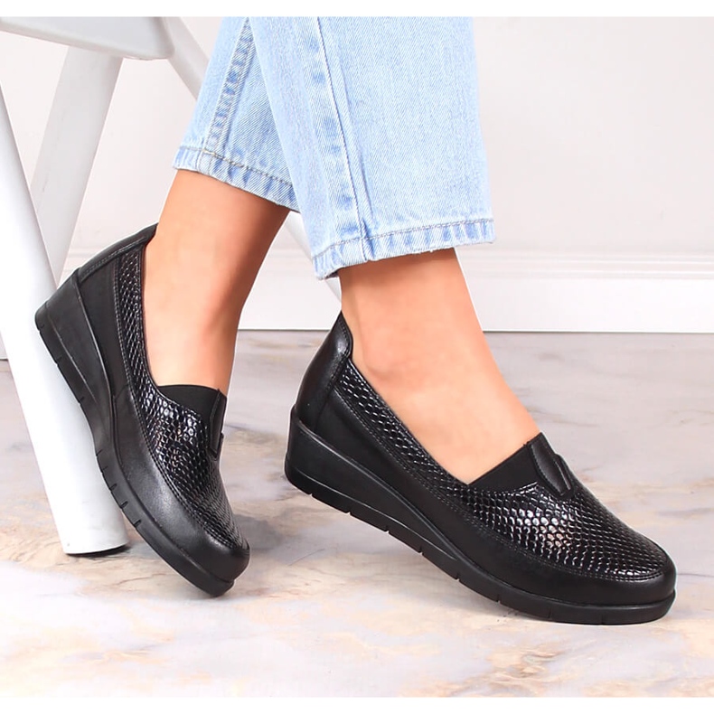 Sapatos de cunha pretos de mulher T.Sokolski W23-481 1