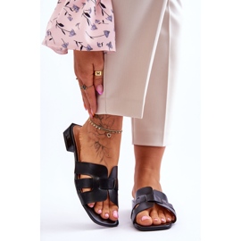 FJ1 Chinelos femininos clássicos de couro preto Fendy 1