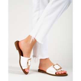 Chinelos elegantes brancos com fivela Shelovet 2