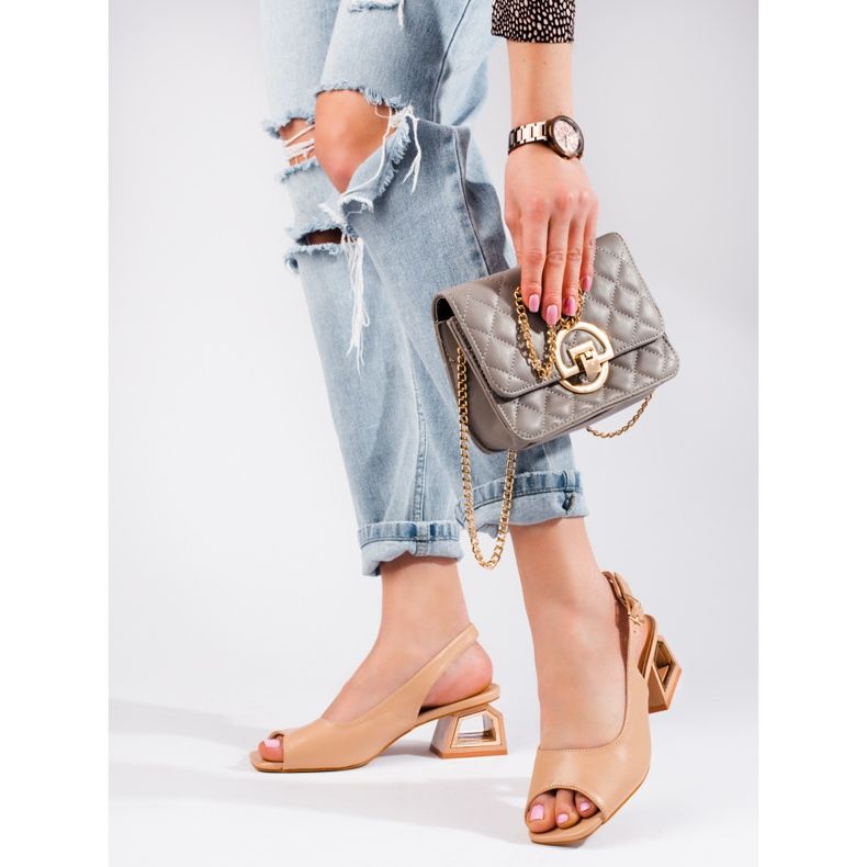 Sandália bege com salto baixo decorativo Vinceza 1