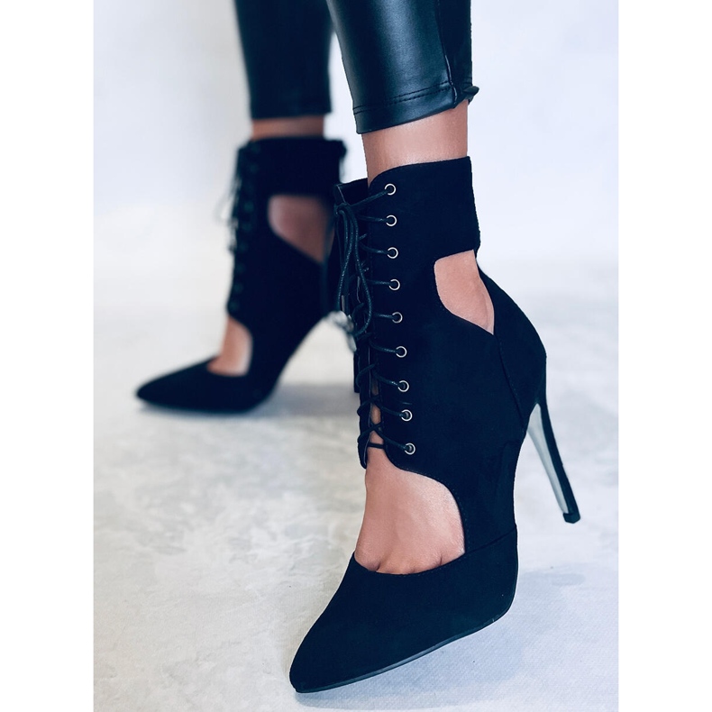 Botas cortadas em um broche Demi Nero preto 2