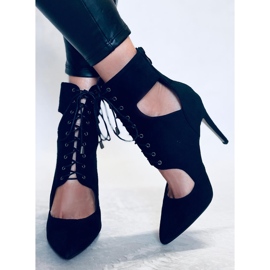 Botas cortadas em um broche Demi Nero preto 1