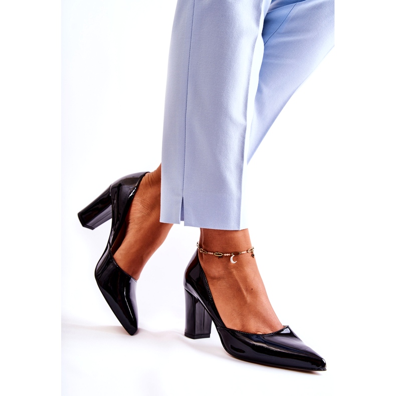 Alberto Violli Bombas envernizadas femininas no posto preto 2