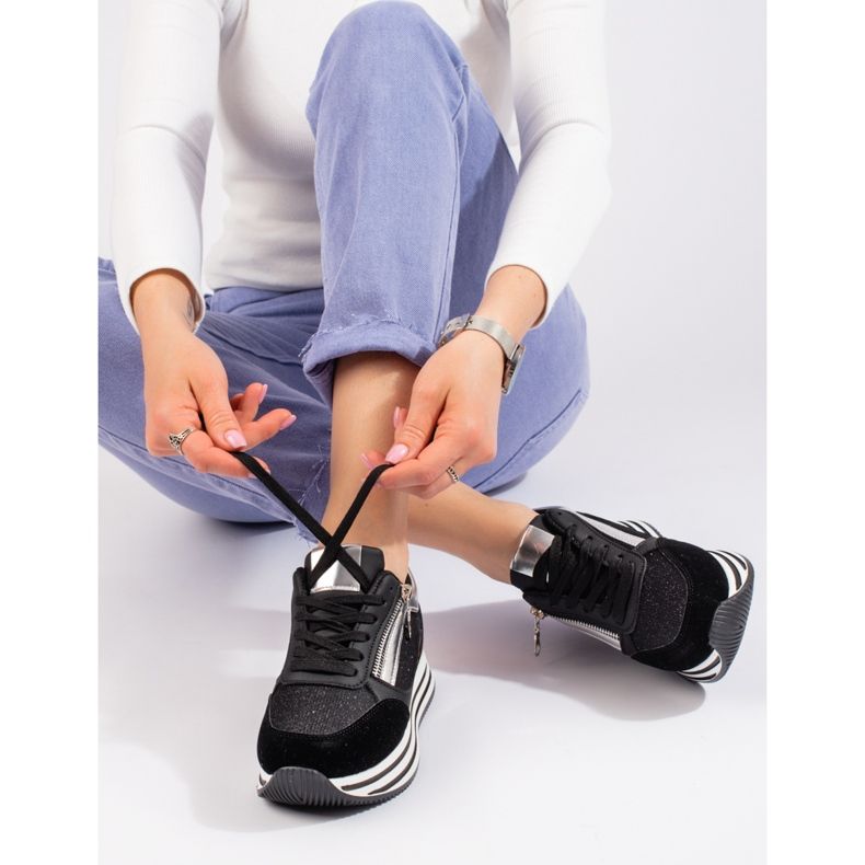 Tênis pretos na plataforma Shelovet 1