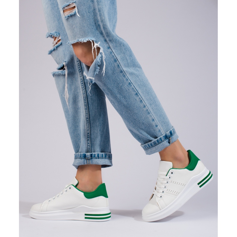 Tênis esportivo branco na plataforma Shelovet 2