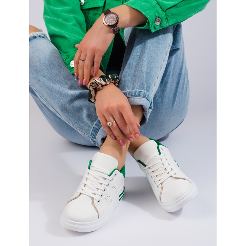 Tênis esportivo branco na plataforma Shelovet 1