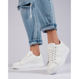 Tênis esportivo branco na plataforma Shelovet 1