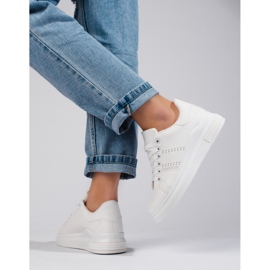 Tênis esportivo branco na plataforma Shelovet 2