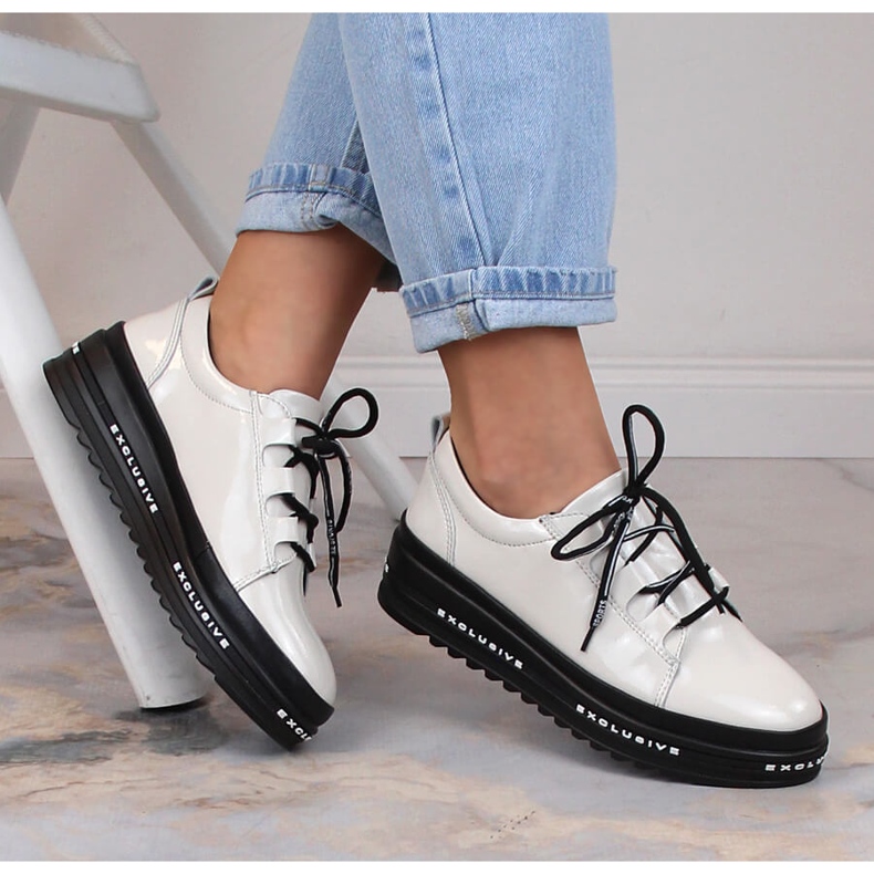 Sapatos confortáveis ​​em pele lacada na plataforma bege S.Barski LR29592 1