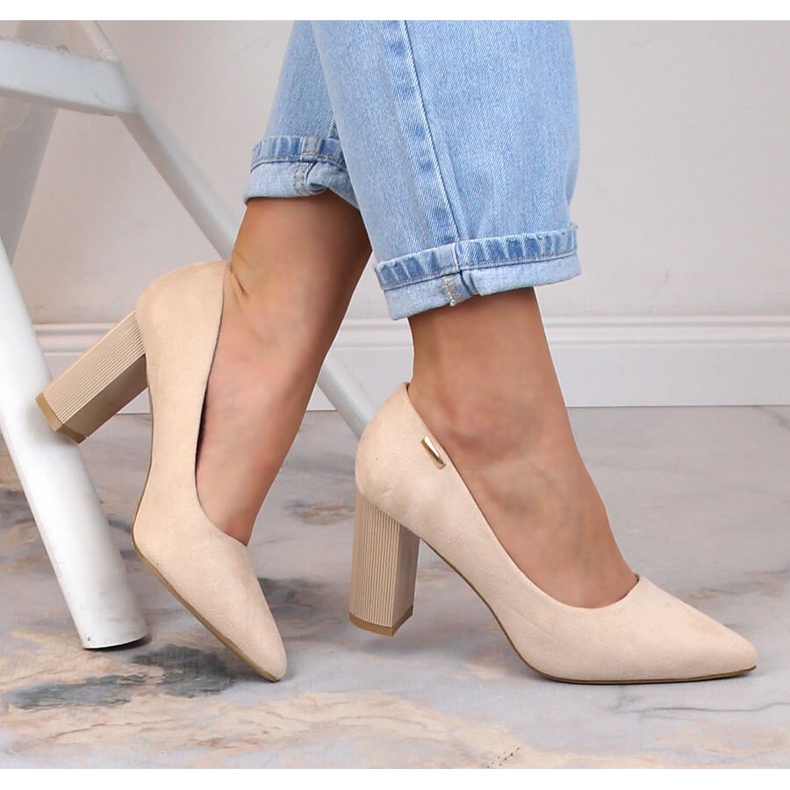 Sapatos femininos de camurça bege no poste T.Sokolski W23-402 1