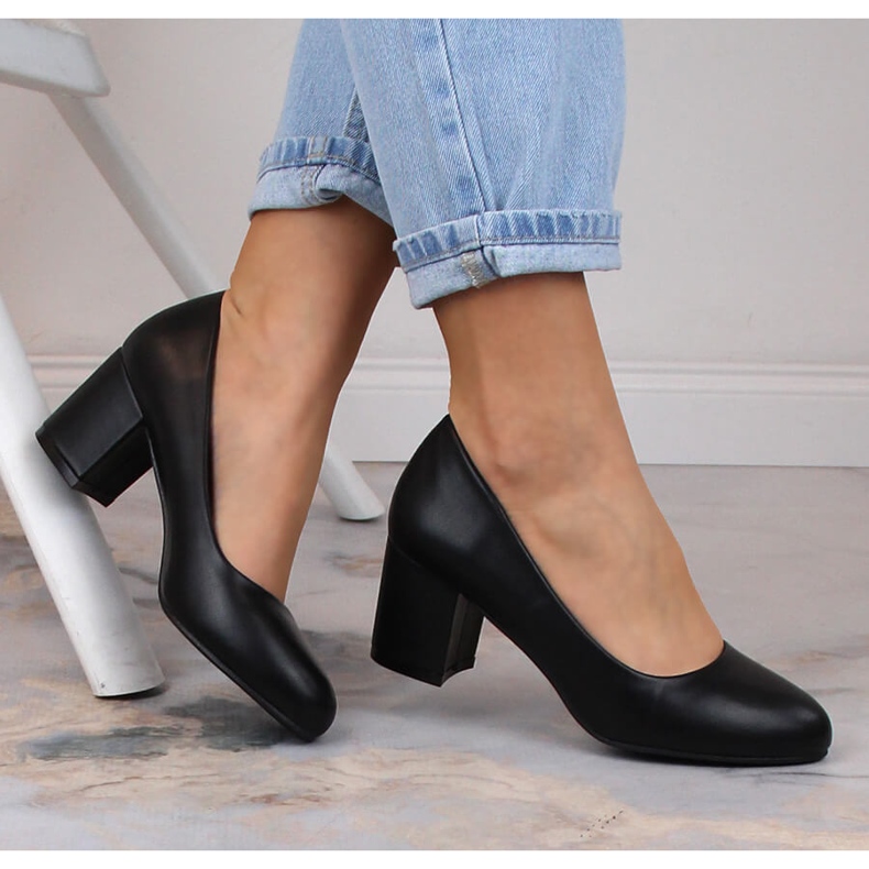 Sapatos femininos pretos no posto eVento 5950 1