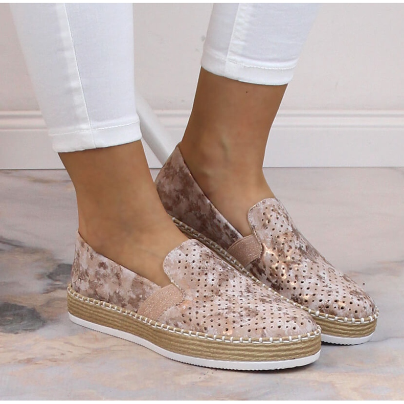 Confortáveis ​​sapatos femininos vazados em ouro rosa Rieker L7852-31 dourado 2