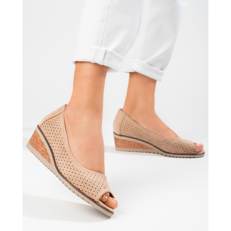 W. Potocki Sapatilha feminina de camurça vazada Potocki bege 1